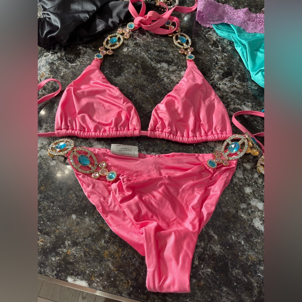New with or without tags beach bunnies XL or L sizes have two small sets - Picture 3 of 17